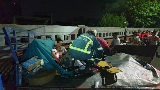 台北市士林区社子岛倒头公园附近发生士林区社子岛岛头公园发生一起车祸，（图／简铭柱翻摄）