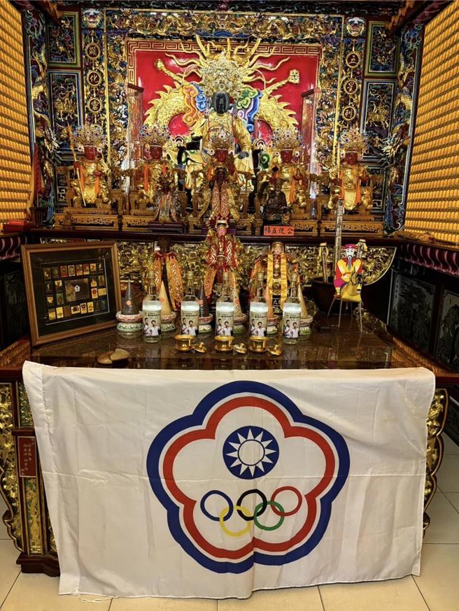 「麟洋配」王齐麟和李洋闯入巴黎奥运羽球决赛，将于明（4）日出战大陆组合梁伟铿、王昶，吸引全台瞩目，而看着李洋长大的新北市中和力行福德宫也在庙中供奉五瓶「麟洋配」金门高粱纪念酒，祈求五显大帝保佑「麟洋配」在奥运再次夺金。（中和力行福德宫提供）