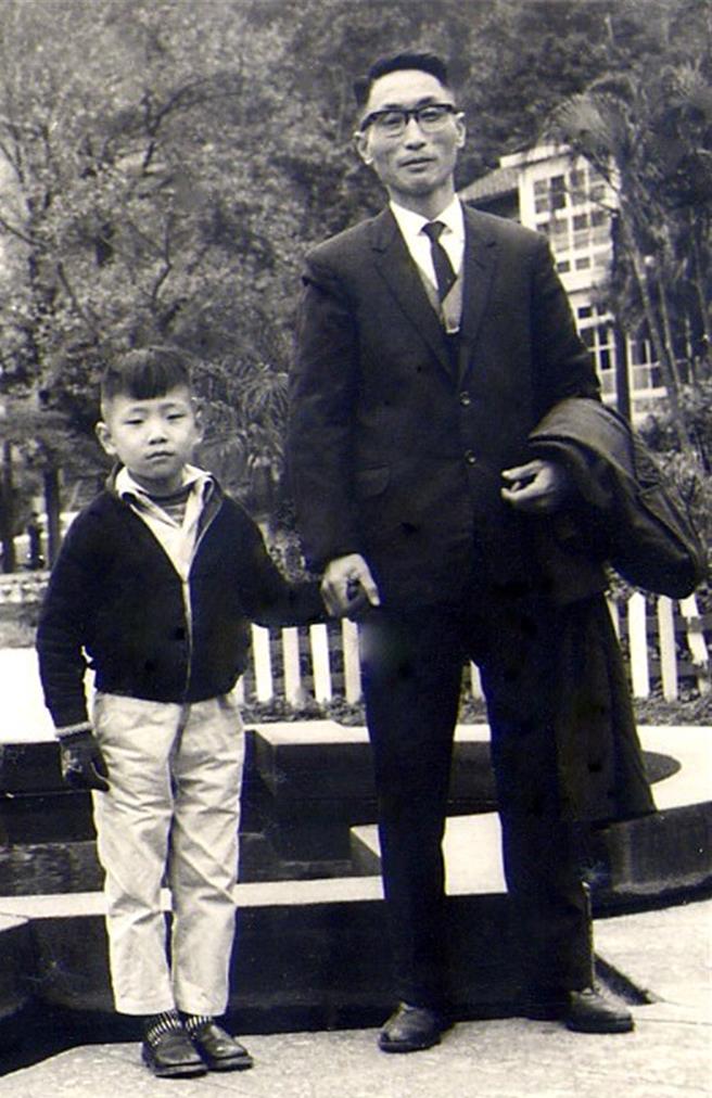 朱正生童年時期，父親常牽著他的小手。(朱正生提供)
