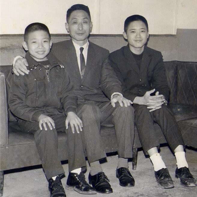 朱正生(左起)國中時期與父親、哥哥合影。(朱正生提供) 