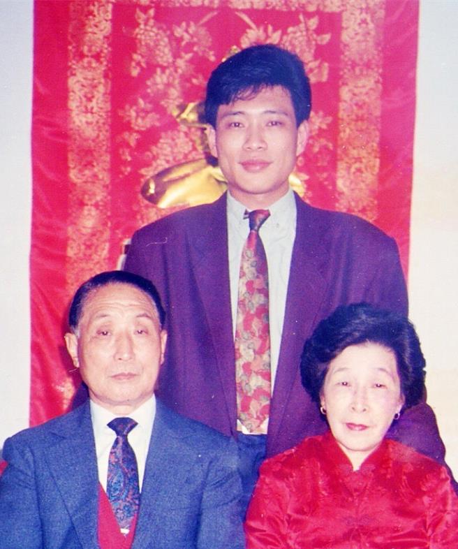  朱正生與父親、母親。(朱正生提供)