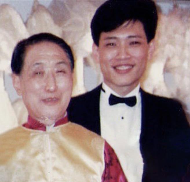 朱正生與父親。(朱正生提供)