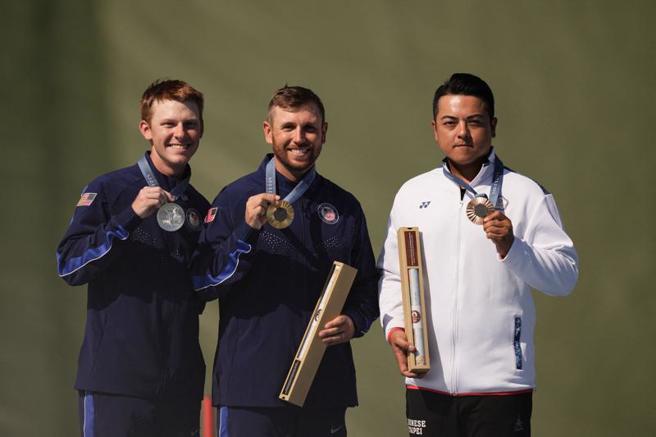 射击好手李孟远（右）在巴黎奥运射击男子定向飞靶夺铜。（路透）