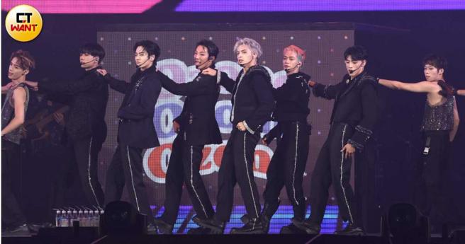 Ozone劲歌热舞嗨翻小巨蛋。（图／焦正德摄）