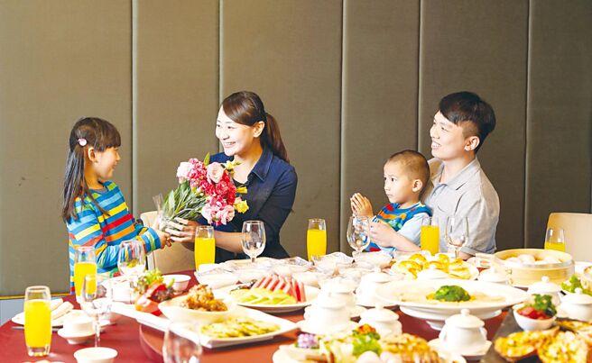 展望下半年，七夕情人节、父亲节、中元节、中秋节等节庆商机轮番登场，加上第四季为传统零售业旺季，及年度强檔购物节双11、双12登场，下半年营运可期。图／本报资料照片