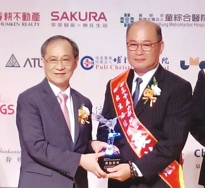中華民國企業經理協進會理事長羅達賢（左）頒獎、眾程科技公司經理張桂凰（右）領獎。圖／業者提供