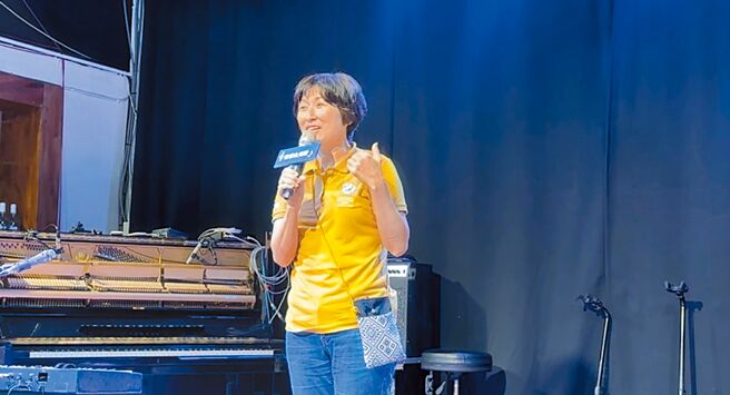 台东县长饶庆铃8月4日将赴大陆福建参与东森杯海峡两岸少年棒球邀请赛，为台东红叶少棒选手加油打气。图为饶庆铃2日参与音乐台东蓝Blue House记者会。(蔡旻妤摄)