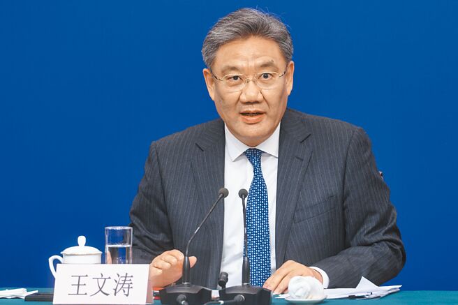 大陸商務部部長王文濤接受新華社專訪時強調，要做好負面清單的「減法」、優化營商環境的「加法」。（中新社）
