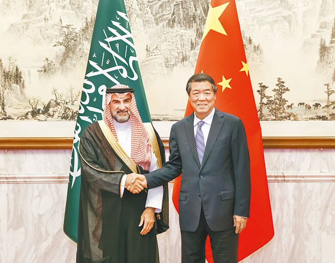 沙国主权财富基金「沙乌地公共投资基金」宣布，与中国6家主要金融机构签署了价值总计500亿美元的谅解备忘录。图为2024年7月，大陆国务院副总理何立峰会见沙乌地公共投资基金总裁鲁梅延。（新华社）