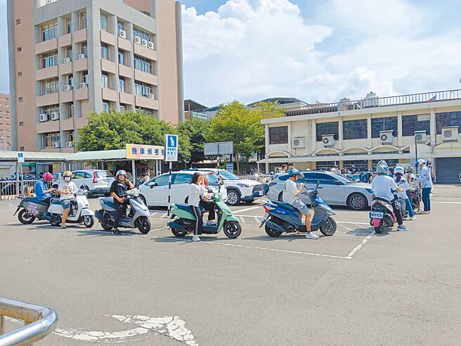 新竹区监理所鼓励民眾报名机车驾训班，若因此成功考取驾照还能申请1300元补助。（本报资料照片）
