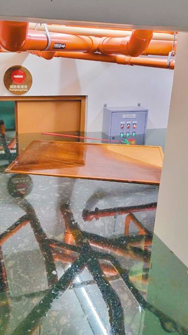 凱米颱風帶來豪大雨，阿里山林鐵祝山車站地下室淹水，機電設施泡水裡，遭質疑工程設計不佳。（企業工會提供／廖素慧嘉義傳真）