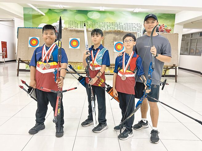 屏東縣建國國小射箭隊由教練黃冠中（右一）帶隊參加新加坡青少年射箭公開賽，當中陳祈恩（左起）、林宸竹、盧建辰在U15男生組團體對抗賽中拿下銅牌。（謝佳潾攝）