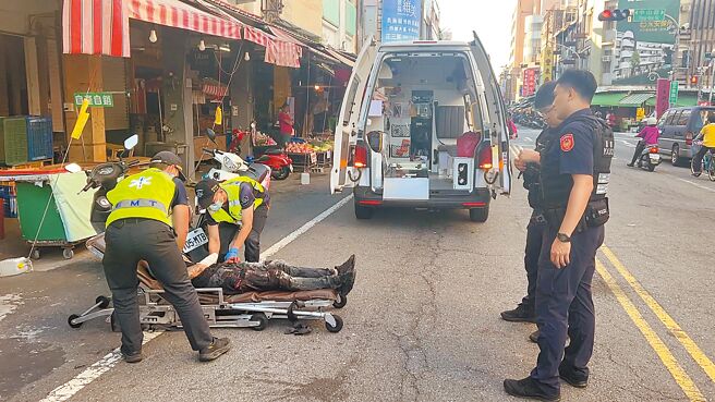 台东市大同路夜店2日发生酒后斗殴，导致蔡姓男子（左，躺担架床者）遭人围殴并砍断手掌。（蔡旻妤摄）