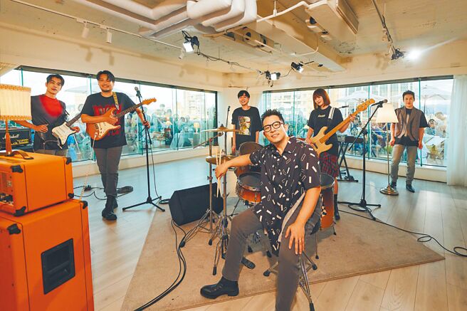 苏打绿邀亲友团一起拍摄MV。（苏打绿有限公司提供）