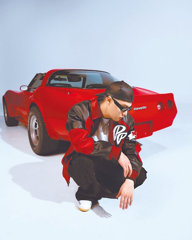 周湯豪日前拍攝〈為了你〉MV。（環球提供）