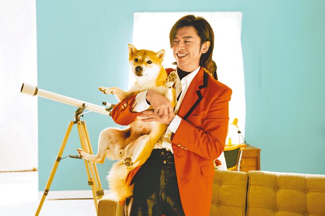 〈爱的视线〉MV拍摄加入陈柏霖的爱犬Afuri更符合90年代感的设定。（牵猴子提供）