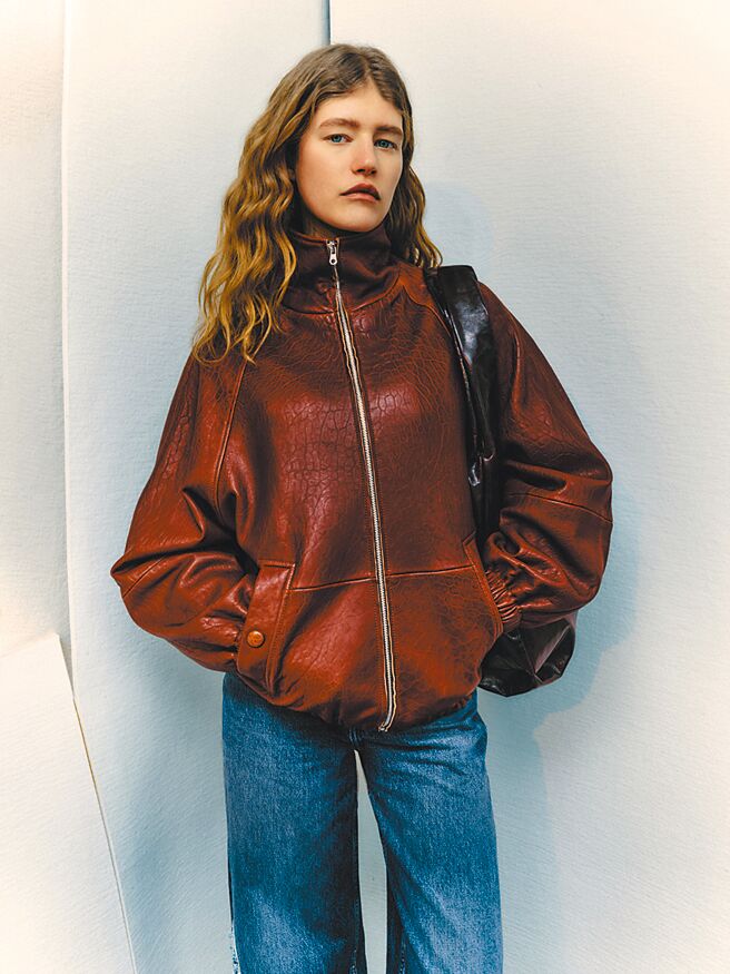 厚重、仿旧皮革成为本季Sandro女装的重点之一。（Sandro提供）