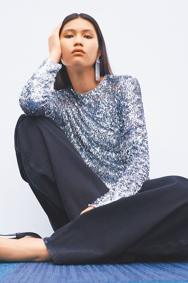 银色短版上衣，十分眩目。（maje提供）