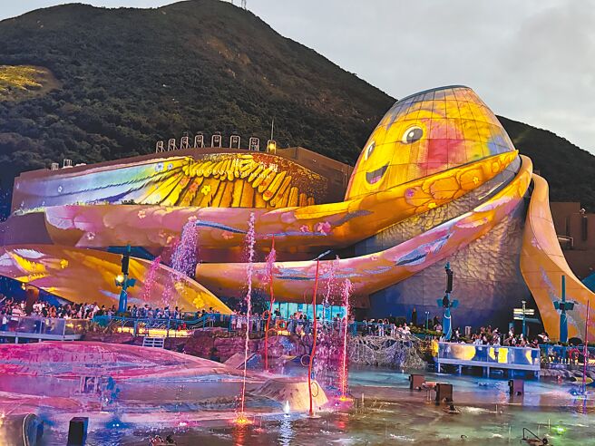 「光影盛夜」的表演融合煙火水舞秀，場面震撼人心。（洪秀瑛攝）