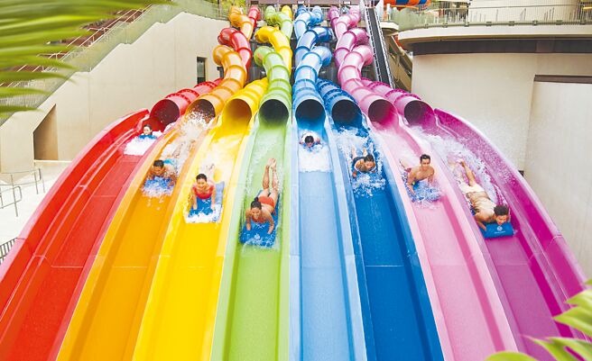 水上樂園的「八彩天梯」如同彩虹般繽紛，實際滑下去也會讓人驚聲尖叫。（香港海洋公園提供）