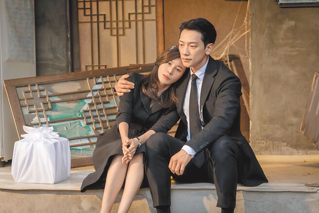 Rain（右）在《红天鹅》中默默守护着金荷娜。（Disney+提供）