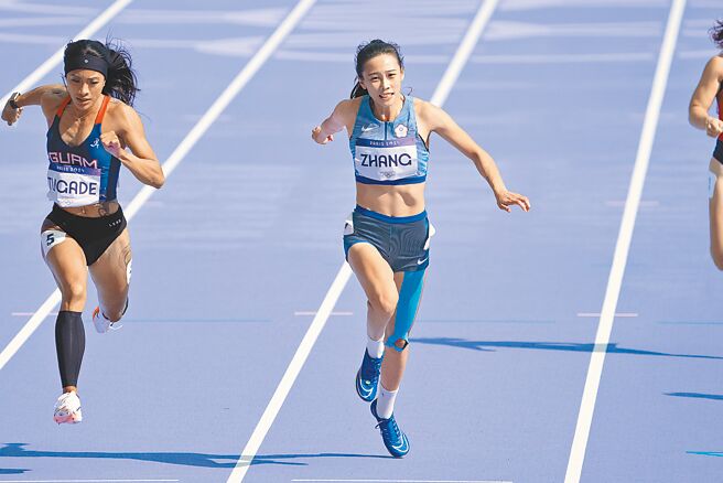 巴黎奧運田徑女子100公尺賽事，首度參賽的21歲小將張博雅（右）止步預賽。（圖／杜宜諳攝）