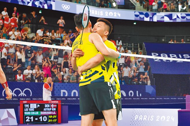 中華隊李洋（右）、王齊麟（左）在拉夏貝爾門體育館的熱烈氣氛中愈打愈high，再次挺進奧運男雙金牌戰。（杜宜諳攝）