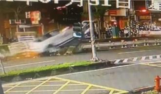 高雄男酒駕自撞施工圍欄   整輛烏龜翻輕傷送醫