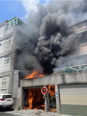 鋰電池充電冒火！花蓮民宅車庫燒毀   屋主嗆傷送醫