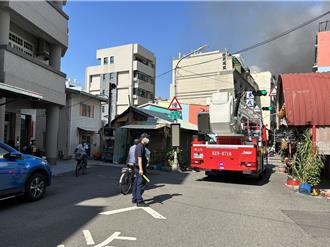 爱河旁透天厝大火！浓烟狂窜蔓延街道吓人