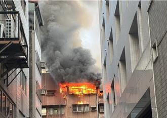 台中成功路公寓大火　5、6樓全毀！救出76歲婦送醫