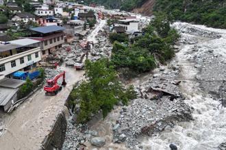大雨山洪齐发 陕西四川公路桥梁遭土石流冲毁死伤数十人
