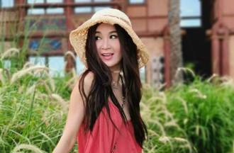 58岁「最美妲己」掉出屁股蛋！3点式桃色比基尼炸出惊人身材