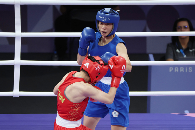 吳詩儀（藍衣）在巴黎奧運拳擊女子60公斤級止步4強，但仍為中華代表團進帳1面銅牌。（杜宜諳攝）