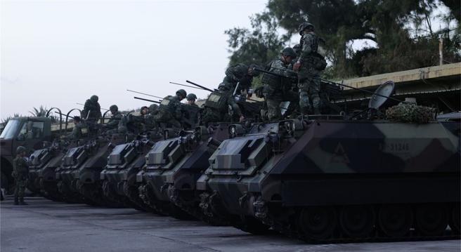  陆军东引地区指挥部日前实施「忠义操演」，官兵完成操演前整备。
（陆军东引地区指挥部提供）