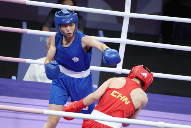 吴诗仪（左）在巴黎奥运拳击女子60公斤级止步4强，仍为中华代表团进帐1面铜牌。（杜宜谙摄）