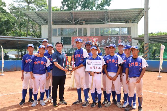 南華大學舉辦「三好南華盃高中社團棒球邀請賽」，金門農工勇奪「冠軍」，何應志學務長兼體育長頒發獎盃。（照片/南華大學）