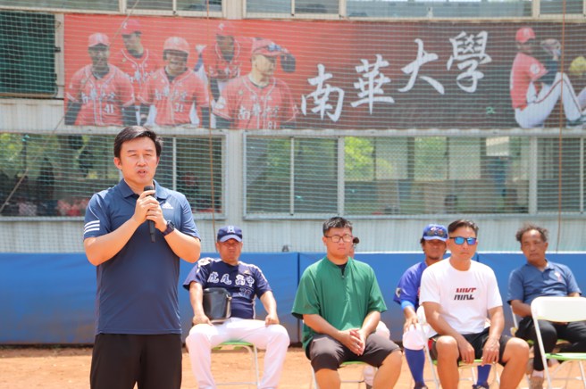 南華大學舉辦「三好南華盃高中社團棒球邀請賽」閉幕式，何應志學務長兼體育長致詞。（照片/南華大學）