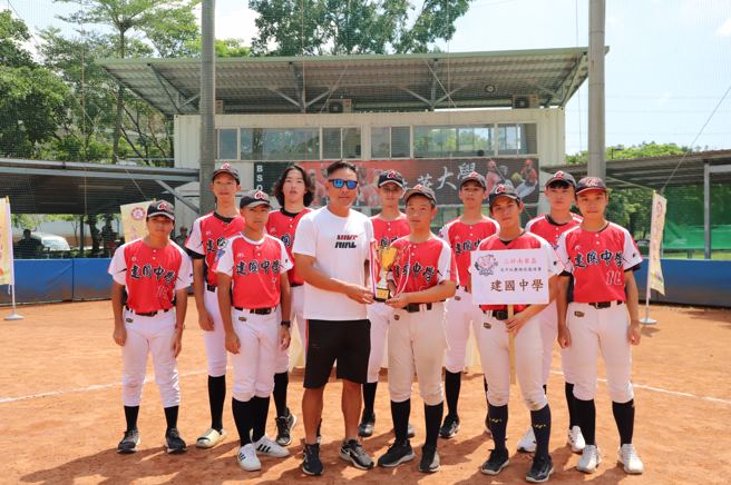 南華大學舉辦「三好南華盃高中社團棒球邀請賽」，建國中學榮獲「季軍」，由南華大學棒球隊蔡仲南總教練頒發獎盃。（照片/南華大學）