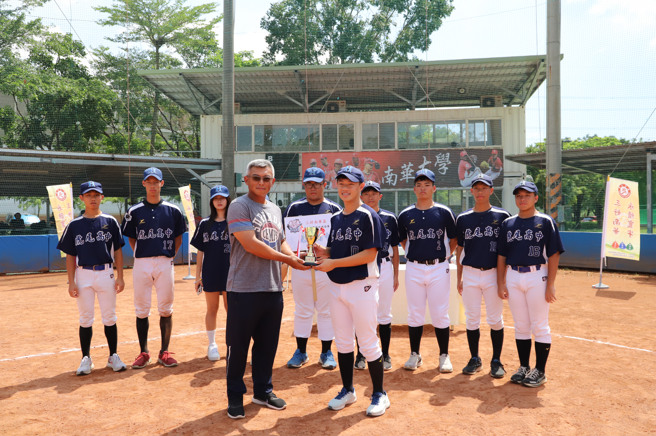 「2024三好南華盃高中社團棒球邀請賽」，虎尾高中榮獲「殿軍」，由南華大學棒球隊首席教練陳威志頒發獎盃。（照片/南華大學提供）