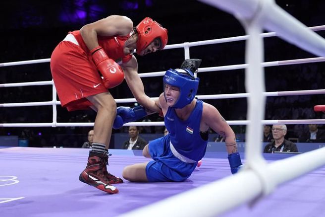 匈牙利女将哈摩利(右)跌倒。（美联社）