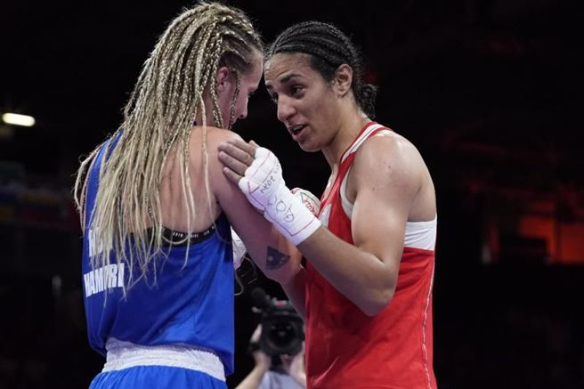 匈牙利女将哈摩利(左)赛后向凯利夫致意。（美联社）