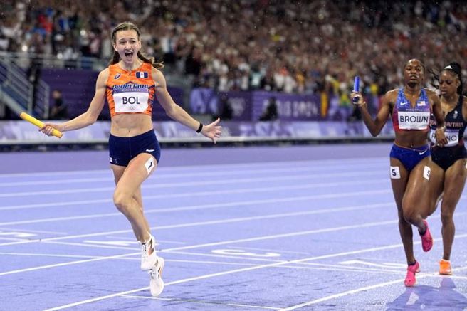 荷蘭女將波爾(左)逆轉衝線拿下金牌。（美聯社）