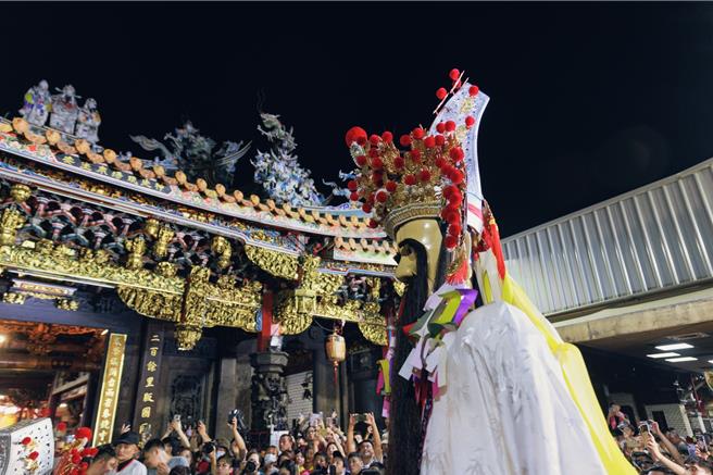 農曆七月初一子時到，新竹都城隍廟於三川殿舉行「福門大開」開虎門儀式。（新竹市政府提供／陳育賢新竹傳真）