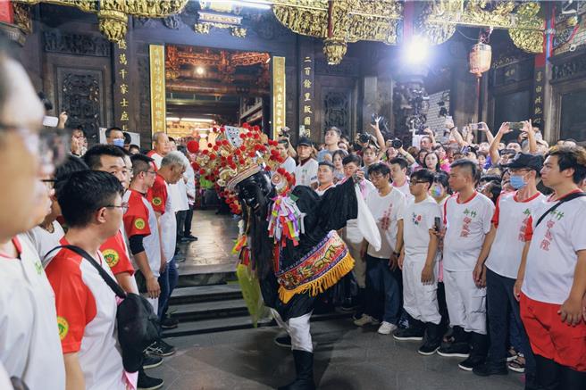 農曆七月初一子時到，新竹都城隍廟於三川殿舉行「福門大開」開虎門儀式。（新竹市政府提供／陳育賢新竹傳真）