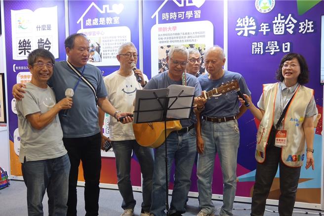 台中市乐龄学习示范中心霸气回甘吉他团。（教育部提供／林志成台北传真）