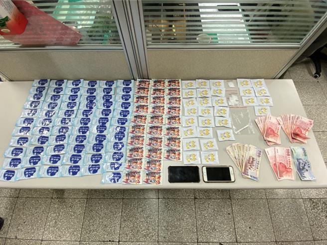 台中刑大查緝發現暱稱「迅捷通訊」涉嫌販毒，追出26歲潘女負責運毒交易，今年初循線逮人，赫見她駕駛車輛多處藏毒，查扣毒咖啡包124包，其中67包的外包裝印製「益生飲」品名字樣，警送驗均有含毒品，警詢後送辦，台中地檢署偵結起訴。（警方提供／陳淑芬台中傳真）