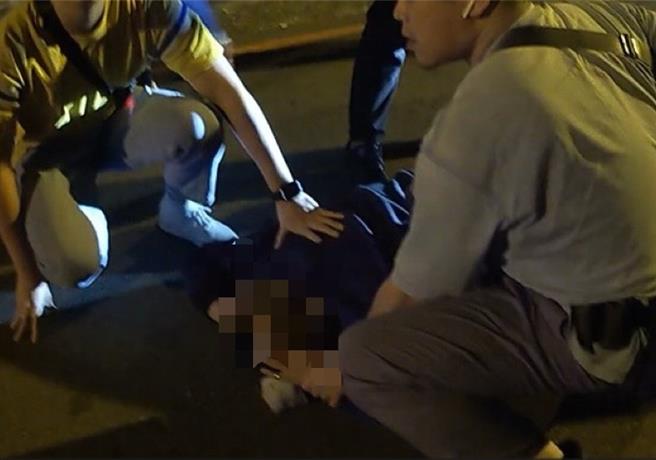 台中刑大查緝發現暱稱「迅捷通訊」涉嫌販毒，追出26歲潘女負責運毒交易，今年初循線逮人，赫見她駕駛車輛多處藏毒，查扣毒咖啡包124包，其中67包的外包裝印製「益生飲」品名字樣，警送驗均有含毒品，警詢後送辦，台中地檢署偵結起訴。（警方提供／陳淑芬台中傳真）