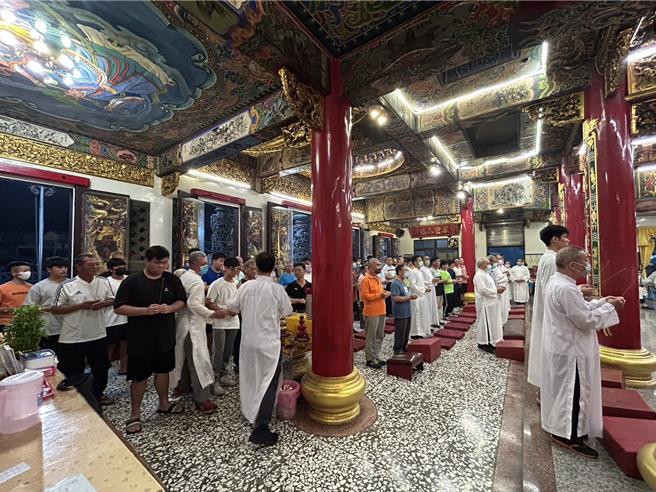 农历7月1日鬼门开，屏东县东港镇东南宫遵循古礼迎普渡公并为鸾生、信眾「点生做号」，保佑在鬼月时不受好兄弟干扰、祈求平安顺遂。（谢佳潾摄）