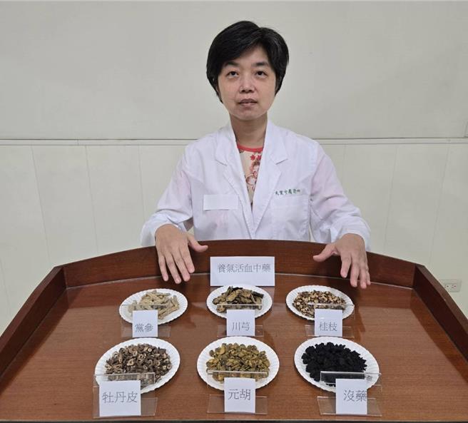 中醫師林襄穎4日表示，卵巢巧克力囊腫是陳舊經血堆積所造成的囊腫，中醫認為是「瘀血」，經活血化瘀與補氣藥材搭配調理可改善體質。（林襄穎提供／潘虹恩台中傳真）